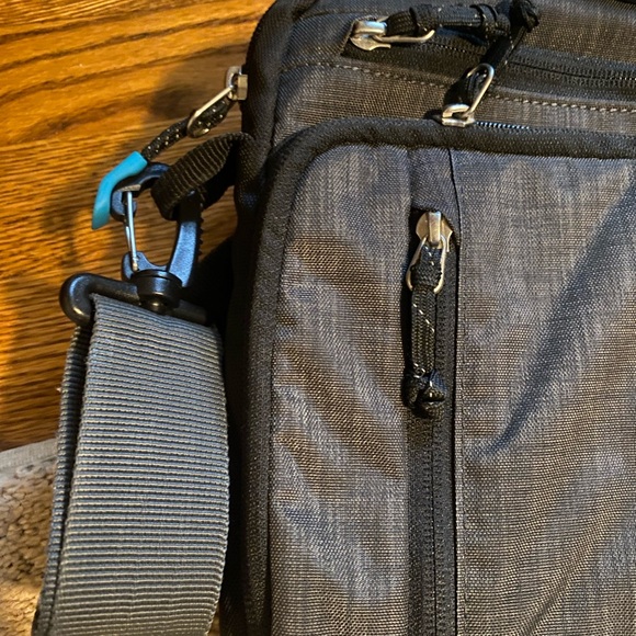 COPY - Thule Laptop / iPad briefcase /messenger bag - Picture 4 of 7